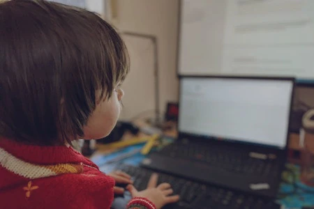 Kleinkind arbeitet vor einem Computer