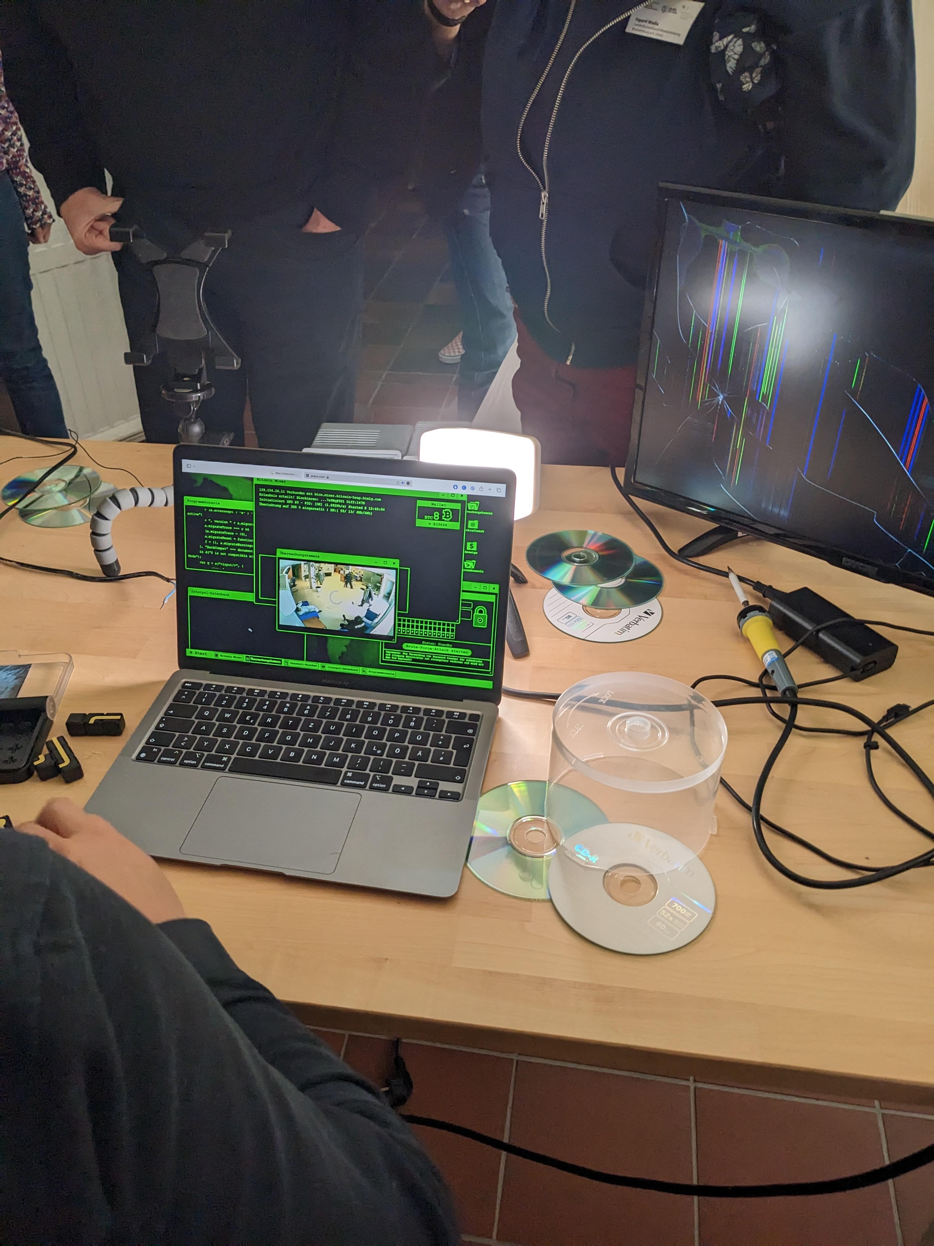 Hacker computer mit geborchenen monitor