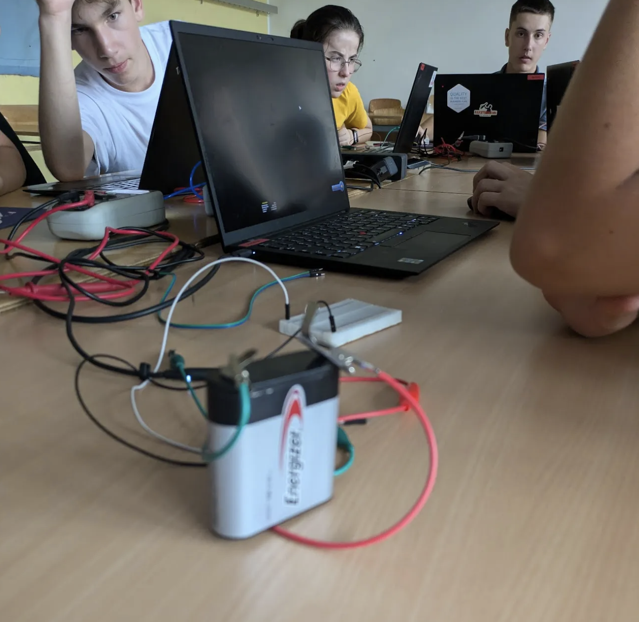 Schüler bauen eigene Schaltkreise mit Dioden und Glühbirnen.